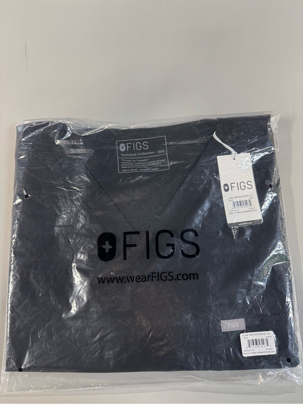FIGS Men’s Chisec V-Neck Top - Black